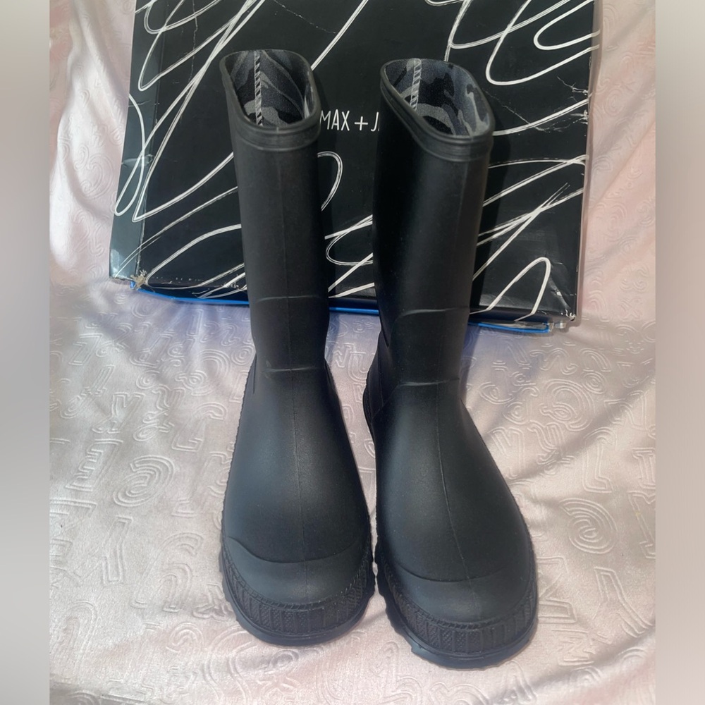 Max + Jake boys size 1 rain boots